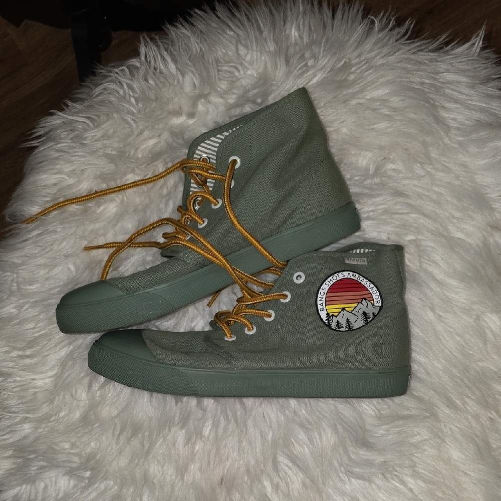 Stylish Green High-Top Sneakers with Patch